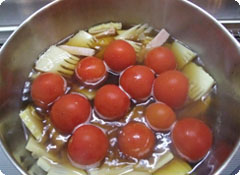 トマトを入れ、さらに煮込む